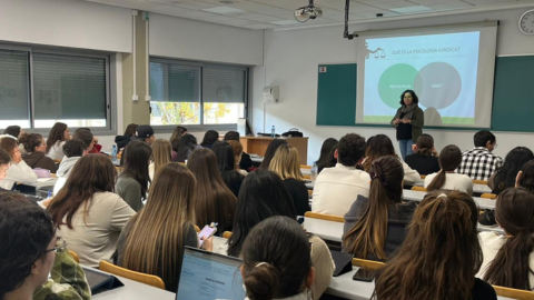 Elena Garrido impartint una xerrada a l'estudiantat de Psicologia